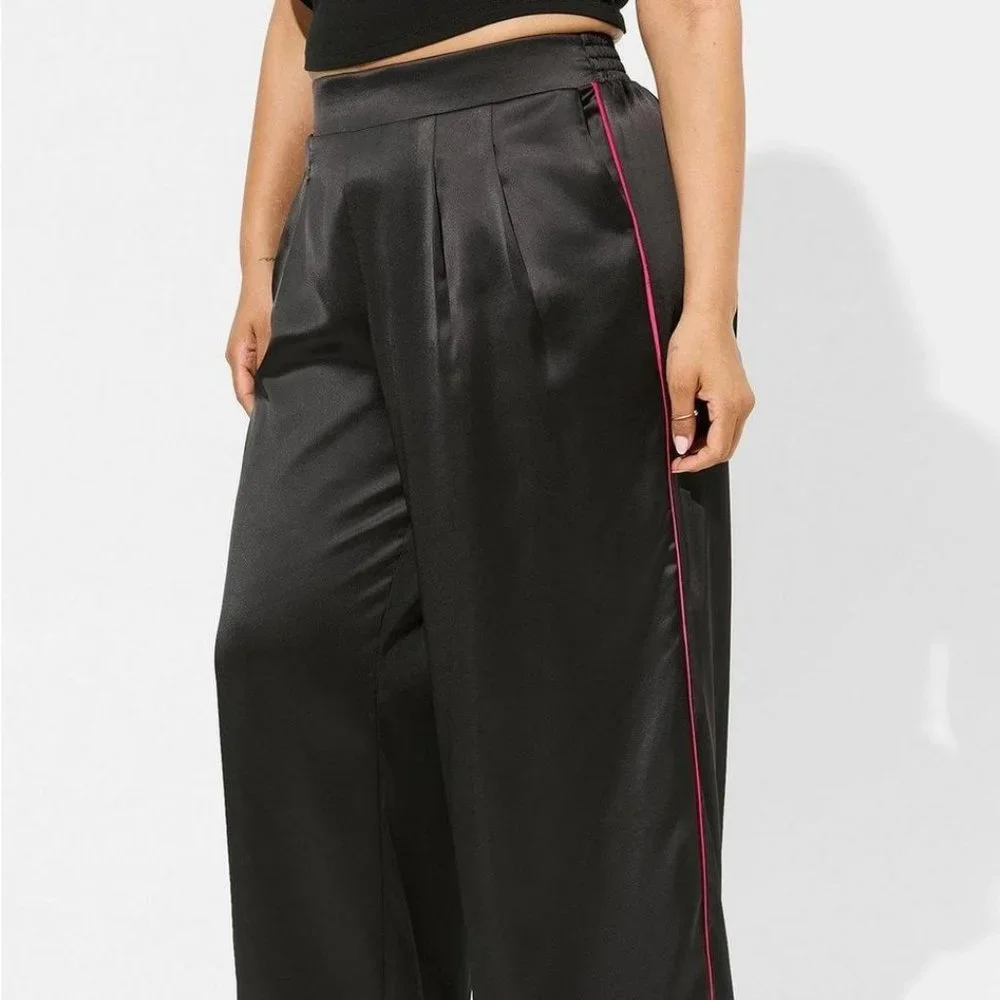 Torrid - Wide Leg Satin High Rise Pant in Deep Black - Picture 6 of 9